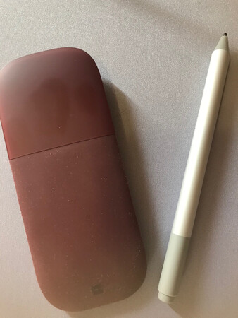 笔触细腻，蛮灵敏的，笔记利器，很开心！卖家发货神速，很专业。还为这个笔送了电池，省事儿了，笔芯?