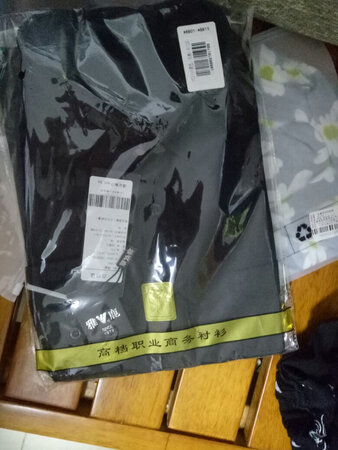 黑色衣服穿着还是挺修身的。