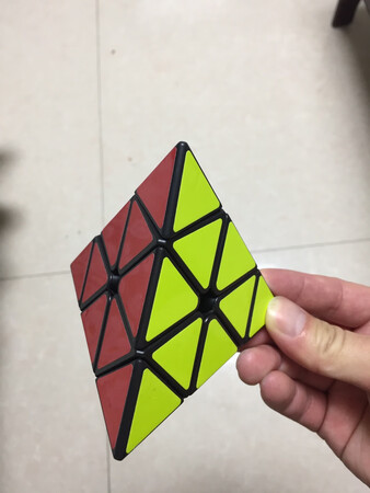 魔方质量一般，上边颜色的三角纸贴上去的而且容易掉，慎重购买