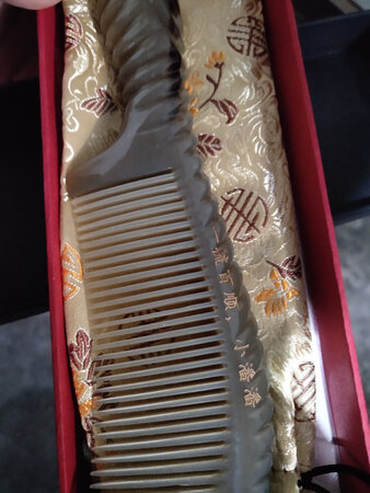 宝贝收到了，店长诚不欺我，，给我挑选了一个很好的，没瑕疵，很漂亮，还送刮痧板，很感谢店主，因为收到的人，很喜欢，所以我也很开心，祝老板生意越来越好