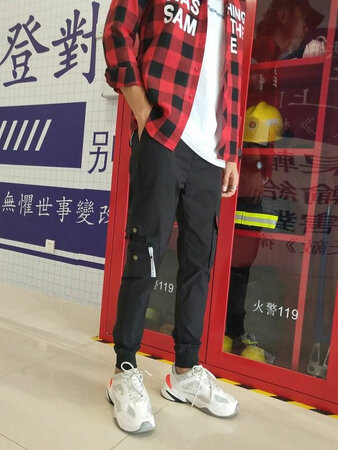 布料也是耐磨的那种 穿上挺舒服 ，特意下水洗了后再来评价质量的，倒是真不褪色不缩水，还有洗过之后面料更舒适一些。今天老公搭配这个视频衬衫很不错，夸我眼光好呢