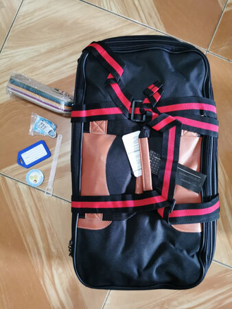 比想象的要大点，自重大约3公斤。一堆赠品，商家考虑周到。