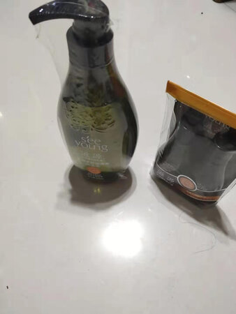 适合发质：感觉适用性应该挺广的，不怎么挑头发的。
泡沫数量：泡沫数量一般，并没有特别多的泡沫，但并不影响它的清洁效果。
产品香味：淡淡的香味，不腻人，挺好闻的，留香的时间也还行。别人洗完，我能闻出来是用滋源洗的。
控油效果：控油，去油的效果还是不错的，洗完头发很清爽。保持2天，一点问题都没有。
柔顺效果：也许是男人的原因吧，倒没特别留意过柔顺的效果。洗完很舒服的。