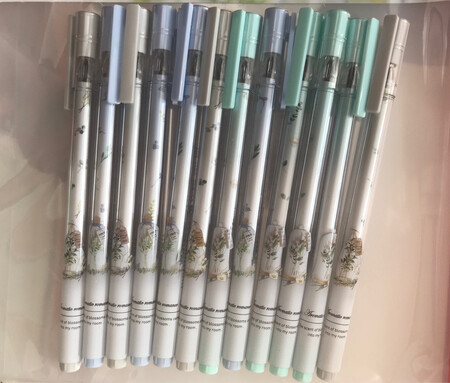 颜值包装：很漂亮，清新淡雅的图案，小清新的风格，非常喜欢

顺滑程度：写字很流畅，笔握着很舒服