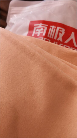 店家服务态度很好，有一双肤色袜子有洞，随后补发了一双，希望店家不要再犯同样的错误。摸起来手感不错需要的朋友可以信赖。