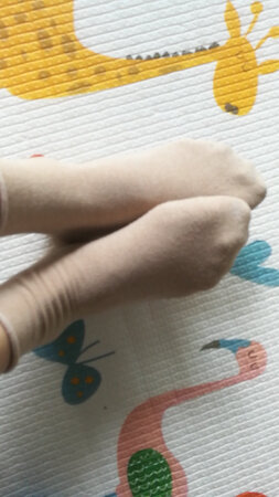 这个袜子真是超级舒服，妈妈说想要这种不束口的袜子，收到看着不错我留下了一双，真的是穿了不想脱下来的节奏，也太舒服了，穿过两次了，几乎不起球，赞?下次采购袜子瞄准它