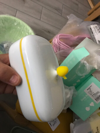 可爱是可爱，黄色也特别漂亮，可是那个小鸡还是啥，太抽象了，连眼睛啥的都没有，是软的，盒子的盖子，松的，不能盖紧的那种