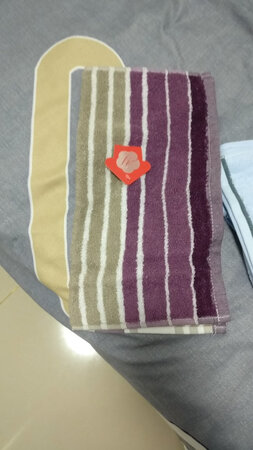 感觉今后品牌的毛巾与吉利雅毛巾差不多都是牌子，货质量都很不错，只要不买颜色太重的就可能不会掉色，因为棉的东西都存在染色掉色的问题，这是不可避免的，所以尽量买浅色的毛巾，不存在这个问题，今后毛巾精选优质棉，手感柔软，吸水性好，毛圈蓬松染色用的高档染色材料如毒色牢度好耐洗涤。，小方巾系列产品是很不错的，纯棉和珠江的纤维都非常好用，一点也都不掉色不起球安全健康舒适，毛巾是从正规渠道进货的。今后毛巾所用的纱线看上去有光洁发亮，用上等棉制造，颜色纯正透亮，色彩饱和度和无串色都选用的上等染料染成，在初次下水时有轻微掉色，基本属于无色，毛巾在干豆干太抖动和师太洗涤时洛绒少外观平整，毛圈整一圈，没有明显的制造瑕疵或缺陷毛巾没有刺鼻的味道，做工细致边平直，增密舒适，则边到位无压毛有一定的硬度洗涤标是热切割出来的没有**会散出来。评价总体来说对得起这个价格，性价比不错，和洁丽雅牌子都是好毛巾，物理快递都很好，赞一个全五分好评！