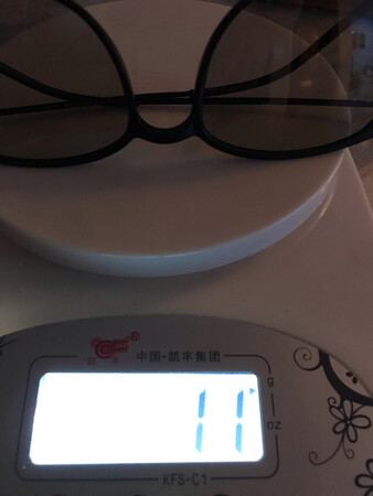 东西非常好。包装和质量很好 眼睛很轻才11克重 感觉不到戴眼镜了呵呵。送的东西非常好非常满意
