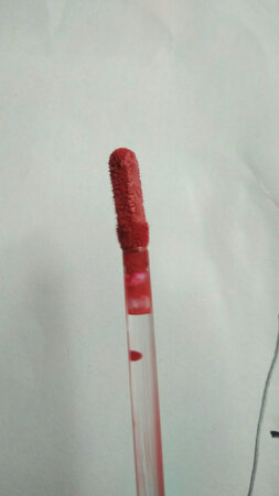 涂上很轻薄，颜色偏红、粉多一点，橘调少一点，本人唇色偏深一点，涂上有点樱桃红的感觉，跟图片上的颜色不太一样，不过上嘴颜色还是很漂亮，黄皮妹子可以轻松的驾驭