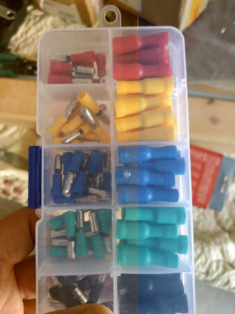 这个小物件挺方便的，也美观实用，但是压好后不敢保证塑料外套没有损坏，所以还得上胶布，还是难看啊!