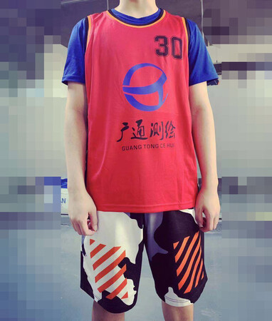 衣服收到物流也挺快的，衣服面料柔软～做工精细也没有像头。
