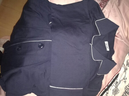 衣服不错，有厚重感，有弹力，质量不错，一直用三*。