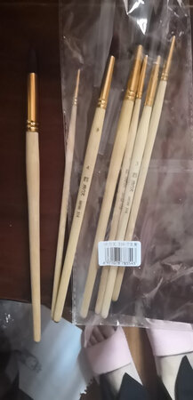 做工不错，笔杆和笔刷质量都很好
