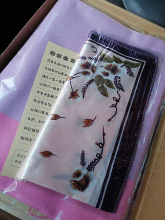 快递已收到，速度很快哦！围巾手感不错，没有色差！