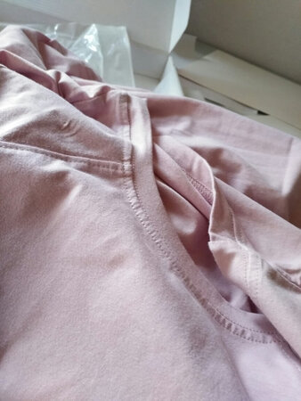 收到了颜色好看面料柔软舒服，很喜欢款式也好看，一次购了两件，满意满意。