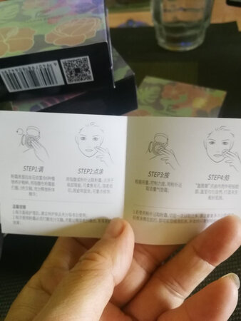 到货很迅速，试了一下粉质很细腻，贴合度很好，提亮肤色效果不错。已经试用了3个多小时，没有敏感现象出现。