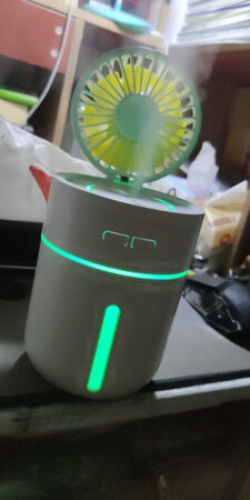 这件宝贝是在央视一套的早间节目看到的，之后观望了很久，这回看到价格非常不错就买了，很满意，拿回来第一时间就接了点水试了一下，非常好看非常有效。我接的是凉的应用水，没想到也能第一时间出水，真是太牛了。风扇也分三挡，低档、中档、高档非常方便，而且低档的风就很大了，真的是物美价廉。
再说这个渐变的灯光设计，我真的爱死了，简约十分，优雅十分，无论是寝室、办公室、家里摆上这个小东西，绝对称得上是一件美观大方，简约时尚的摆件，非常好看与百搭。
最后说一下这个价格与用途，价格就很美丽很美丽，对plus会员还少了十块，对于京东，我真的可以！！！！！
最后的最后，推荐大家购买，湿度真的很重要，冬天很干，常备这样的小神器，对自己好一点（ づ ωど）