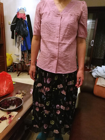 衣服面料带点棉麻，不是很柔软。款式好看，颜色稳重。