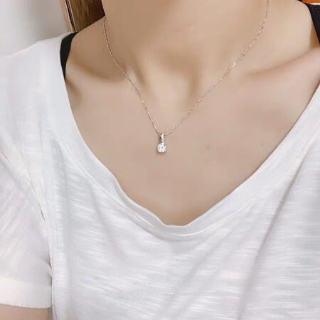 很漂亮的项链，本来买来是自己带的，夏天配配衣服，哈哈哈哈结果自己太胖，脖子太粗，带了不好看，送外甥女了，她带了很合适，这个款式是老少皆宜，带了几天也没褪色，搭扣也很精致，百元的价位可以买到这种质量，是物超所值了，大家可以放心购买。。