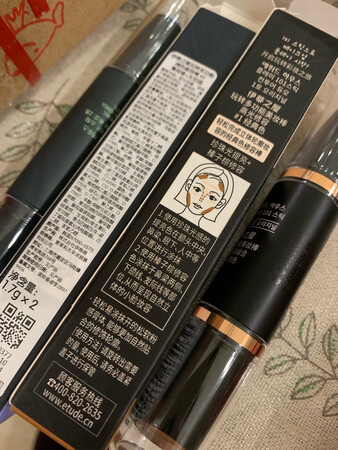 产品包装：双头包装，针对不同的瑕疵遮瑕
产品质感：粉质糯糯的，好晕开，手残党必备。好控制
遮瑕效果：一起买的修容和遮瑕，两个都不错。脸上红色的痘印，鼻
鼻翼的位置，用在底妆之前。比修容粉好一点的，不一定需要用刷子
其他特色：感觉这种双头修容真的很贴心，好携带，一支够用。出门必备.