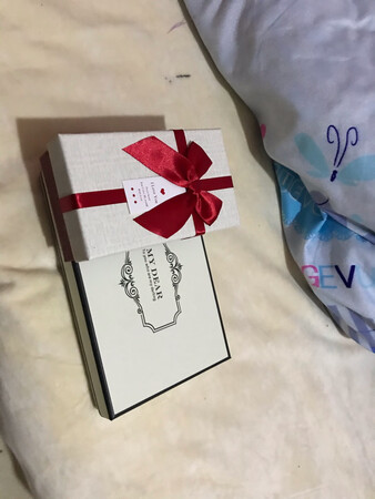 跟好礼盒非常漂亮老婆喜欢香水闻到很好口红颜色很好