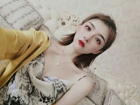 挺惊喜的，款式洋气百搭，显着皮肤白，链子不容易断也不褪色，带着也不过敏，是纯银的，喜欢。