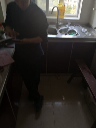 安装服务没得说。看评论说什么安装要*什么的开始还真不敢下手买机器。双十一价格非常划算。还能用券。我是买给奶奶用的。安装排烟管长度不够，加长了排烟管，其它配件都用自己的以前装修有多的正好用上。安装费才*块钱。没那么夸张，安装师傅说你自己有配件就用自己的。不强求要他们的配件。天然气还没有通，改天喊燃气公司的人来通天然气。在来追评。机器看着很好，全不锈钢的外包。只要热水不要忽冷忽热就行。