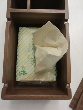 我是抱着买艺术品的想法去选购的，胡桃木材质，高档好看，做工精美，包装结实，是时尚家居必配之品！