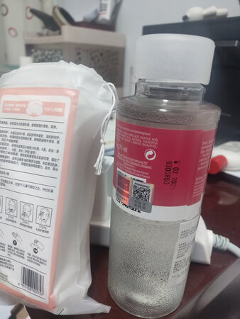 产品质感：很不错，用完了感觉很舒服
适合肤质：油性皮肤，还经常有闭口，很是受用，还没怎么用，不知道效果怎么样，初次试用感觉很舒缓，感觉很不错 看日后的使用效果吧
产品香味：闻起来夜没有什么特别的味道，比较清淡 淡淡的香味
使用效果：使用后感觉不错，预知后事如何，再用一段时间再评价，预测应该很不错吧
补水效果：用完略有干干的
其他特色：分量很足，非常实惠，375毫升，够用好久，而且价格实惠，回头客很多，别人推荐的，用完好用的话还会再买