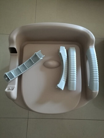 收到货时右边的扶手摔坏了，当时联系了客服，确认后马上就补发了，现在已经收到了，售后服务做的非常及时周到。
老爸感觉东西不错，使用起来很方便。