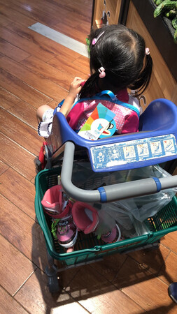 小背包很得小朋友喜欢，收到就要背上，再入手一个送给妹妹家小朋友