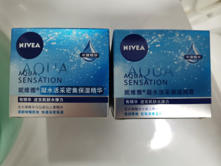 妮维雅(NIVEA)凝水活采保湿凝露50ml（乳液精华 护肤化妆品 ）
这款保湿凝露非常好用，一点都不油腻，清爽容易吸收，味道也很淡淡的，不会很刺鼻。夏天直接用，冬天再加上爽肤水，效果就更好了。
妮维雅本来就属于实惠型产品，活动价更是性价比高到不行。最适合囤货啦。即使双十一，京东物流也还是不错的。