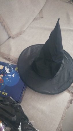挺大的斗篷，颜色还行，做工有些简略，玩具还没打开，要给孩子一个惊喜，盒子有些简单，包装快递可以，里面应该挺多的，正好孩子放假了，可以与孩子一起玩耍，一天玩几个，教教他，真棒，马上就要见到了想想就激动。价格偏贵点，再合适一些就好啦