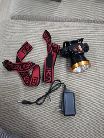 发货很快，外观设计漂亮，光照强度很好，产品重量較轻，不过外包装没有中文，比较奇怪，好评