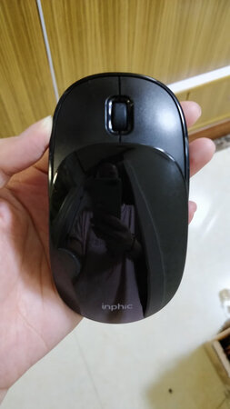 在这儿手感很不错，摁下去没有什么声音，比较静音。再者比较方便充电，不用买电池，这个可以省下不少钱，又环保。反应也比较灵敏。不错，买在家里办公用，很漂亮，手感也很好，表面好像是磨砂，灵敏度够用，颜值超赞，很值得购买。