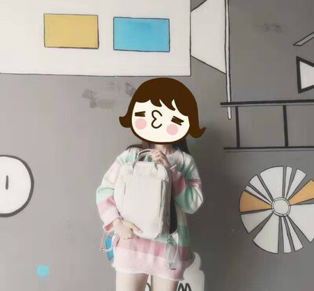 特别喜欢这个背包～里面的隔层很多，收纳东西很方便。15寸电脑放进去很合适，背上感觉很舒服，设计非常棒，满意