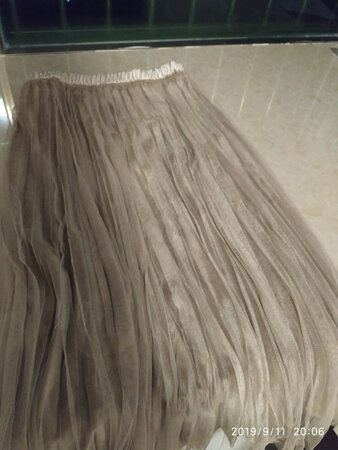 裙子好看，摸着好舒服，也很好搭配衣服，好喜欢