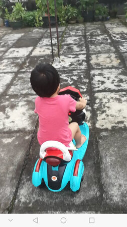 车子有音乐及闪光，小朋友骑得很开心。就是两个假后视镜容易被小孩拆下来，。