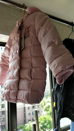 收到了，很喜欢新衣服有点味道晒一下就好，给宝宝试穿一下有点大，先屯着过段时间天冷了再穿，质量穿了再来追评，目前比较满意，喜欢美美哒，有需要的可以下单哦