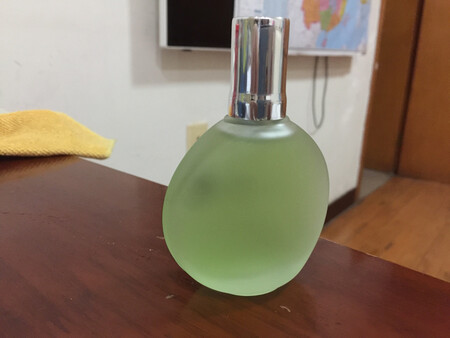 卖家发货超级给力，快递小哥辛苦了，双十一下单，十三号到货，买的是桂花香，随机发的茉莉花香，都是我喜爱的，拆开，喷了几下，很好闻，香气淡雅，不输大牌，点赞?
