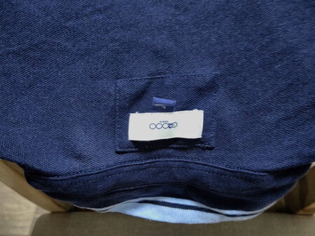 衣服款式还算可以的，物流速度还算可以。质量怎么样还不知道