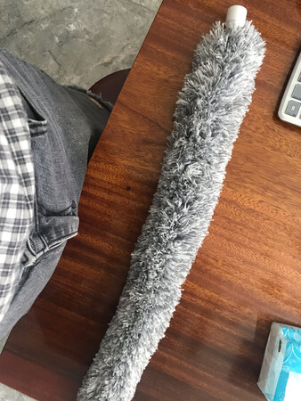 这款掸子挺好用的，比一般的鸡毛掸子好，不会掉毛，可以水洗，还可以随意弯曲，有配伸缩杆，高的地方不用爬上爬下，特别是吊顶的位置，湾一下就可以打扫到里面，很方便，打扫卫生容易多了！京东的自营快递很快！方便，值得推荐一下！
