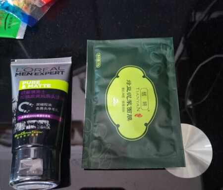 好用
产品包装：完整
适合肤质：油性.................................
其他特色：好..........
控油保湿：........
清洁效果：好........................................
泡沫数量：少.........