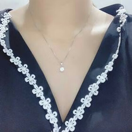 项链漂亮，好精致，钻石不大不小刚刚好，非常的喜欢呢