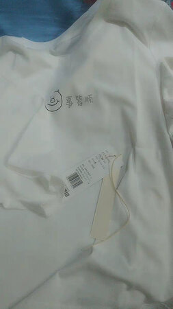 衣服面料很柔软，轻薄，很舒服，给人第一眼感觉很清新，白色是夏季基本必备款，做工精细无线头，上身效果很不错，很凉快，适合夏天，搭配裙子，非常好看，趁着有活动，买了好几件，都很满意，要是原价买，还是有点小贵的。