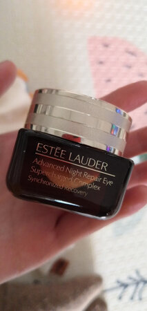 适合人群:一般人都适用
淡纹能力:我觉得长期用还是有效果的,就是要坚持
抗皱能力:抗皱能力就不太清楚了
吸收程度:挺好吸收的
这个瓶子变宽了,矮胖矮胖的挺可爱的。相较以前高瘦的瓶子。总感觉像少了很多料一样。不过还是15ml啦。和以前的用着感觉一样。挺好的