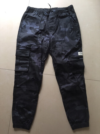 大小合身，面料舒服，图案时尚，总之是很满意的一条裤子，值得购买。