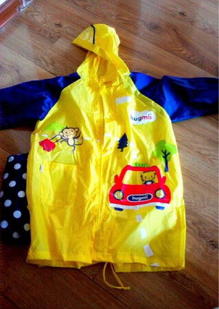 能够遮风挡雨，带小孩子去幼儿园很方便，京东物流送达很快，能够第二天到，现在很多东西都在京东买。雨衣的质量很好，很轻、也贴合身体。宝宝很喜欢，每次下雨都要穿着雨衣雨鞋出门，图案也很可爱。推荐购买，给一个赞！