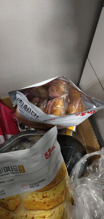 肉松饼还是不错的，味道挺好的，而且还满脸，算下来非常便宜，一袋不到10块钱，买了百草味一大箱东西，体验非常不错，下次有活动准备再买一点，京东的物流也是非常好，第一天下单，第二天就到了，不需要等很久，好评！